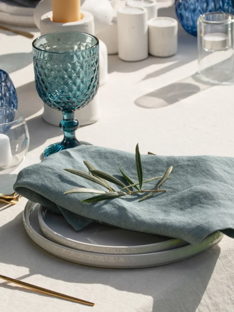 Servilletas de lino Marea azul pizarra en la mesa puesta